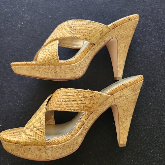 Never worn, cross strap textured cross strap platform sandals, size 6 - Picture 5 of 6